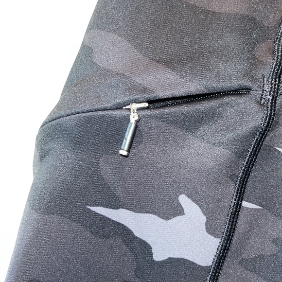 ATHLETA dark camo 7/8 legging size 1X - Picture 9 of 13